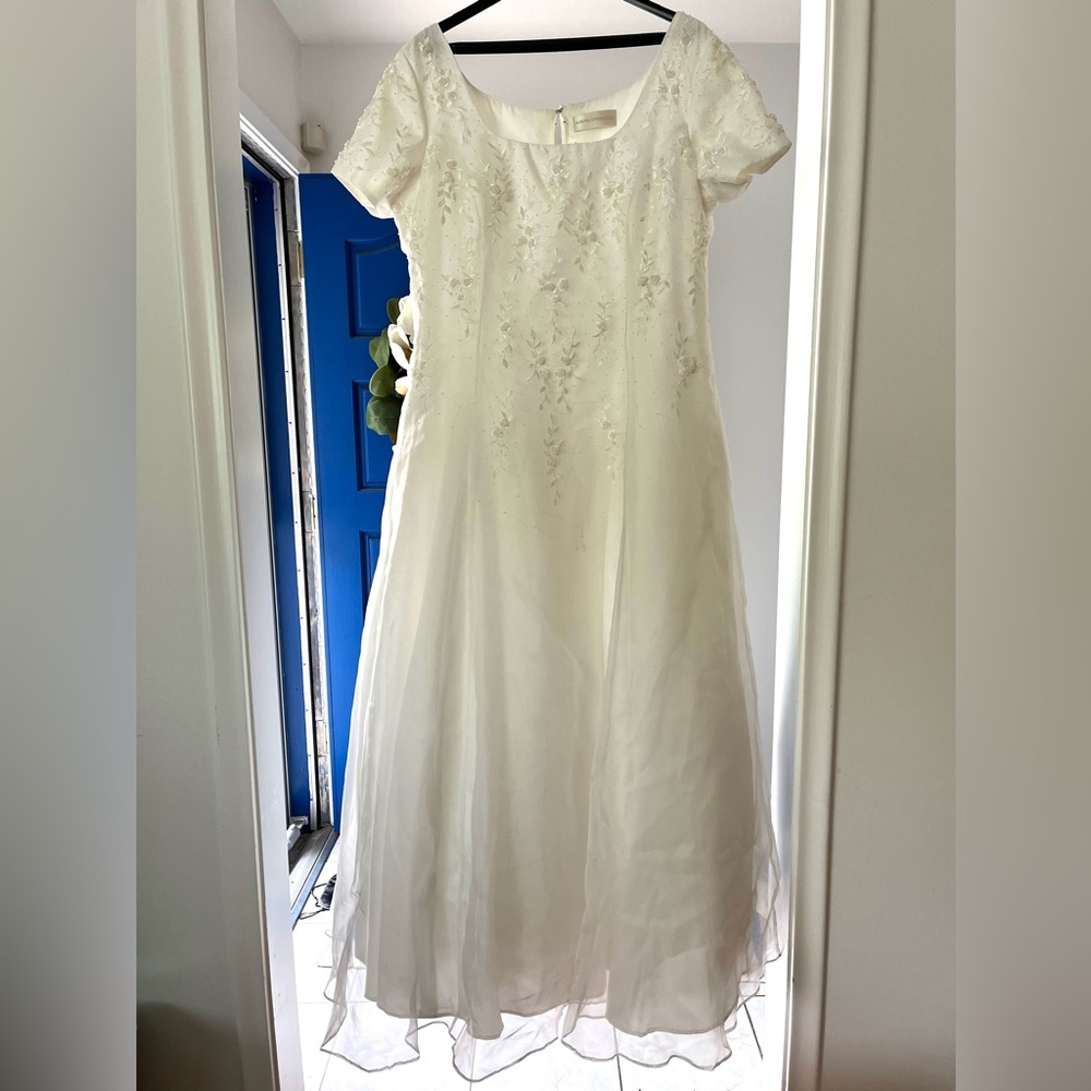 Elegant white Wedding Dress by Aurora D’Paradiso